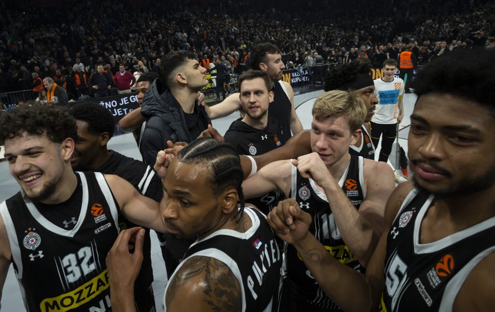 Los jugadores del Partizan celebran la victoria en casa, ante del Maccabi en la jornada 21 de la Euroliga. / Fuente: Srdjan Stevanovic/Euroleague Basketball via Getty Images