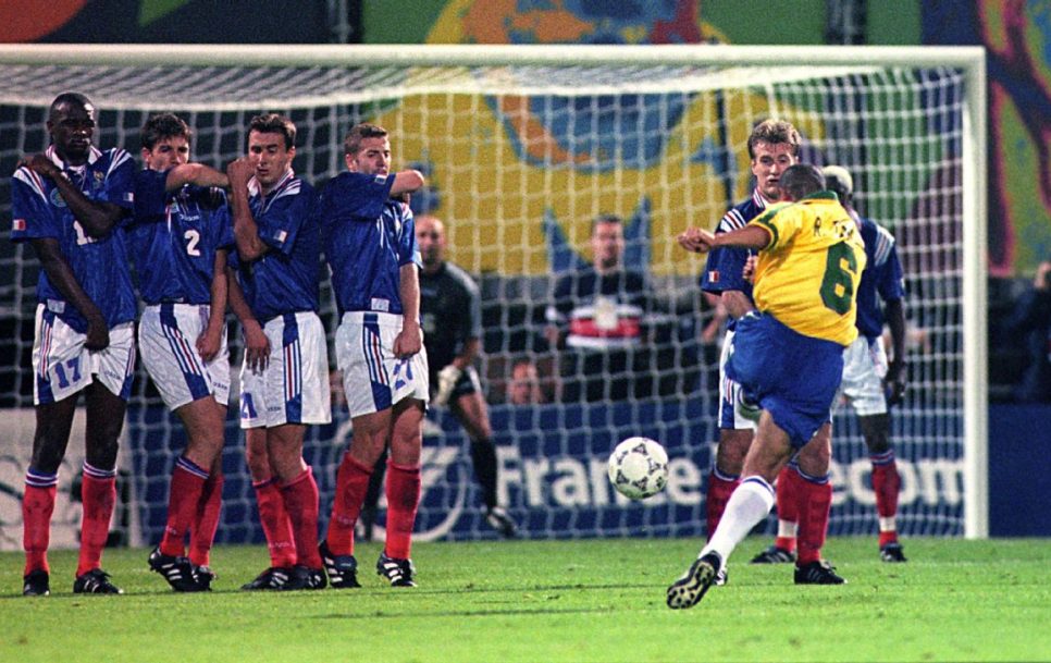 Roberto Carlos desafió las leyes de la física con un golpeo con el empeine exterior ante Francia, por el Mundialito de 1997. Sucedió en Lyon. Foto: Twitter.