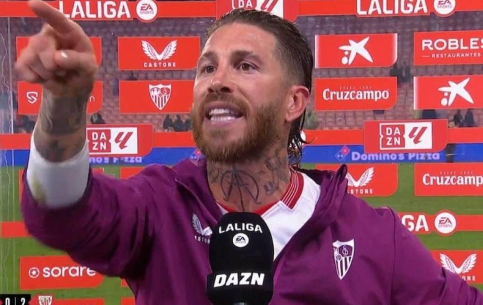 Sergio Ramos no pudo contener sus emociones después de que un aficionado le reclamara por la marcha del Sevilla en esta temporada 2023/24. – Fuente: Twitter.