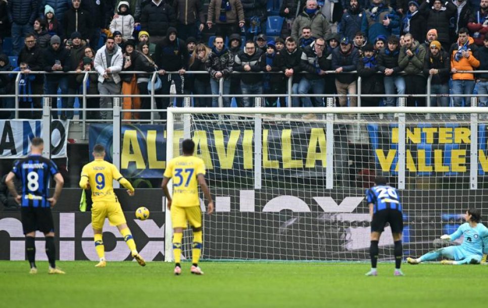 Thomas Henry envió a la madera el lanzmiento de penalti que habría supuesto el empate a dos del Hellas Verona ante el Inter de Milán en el añadido. Fuente: Twitter.