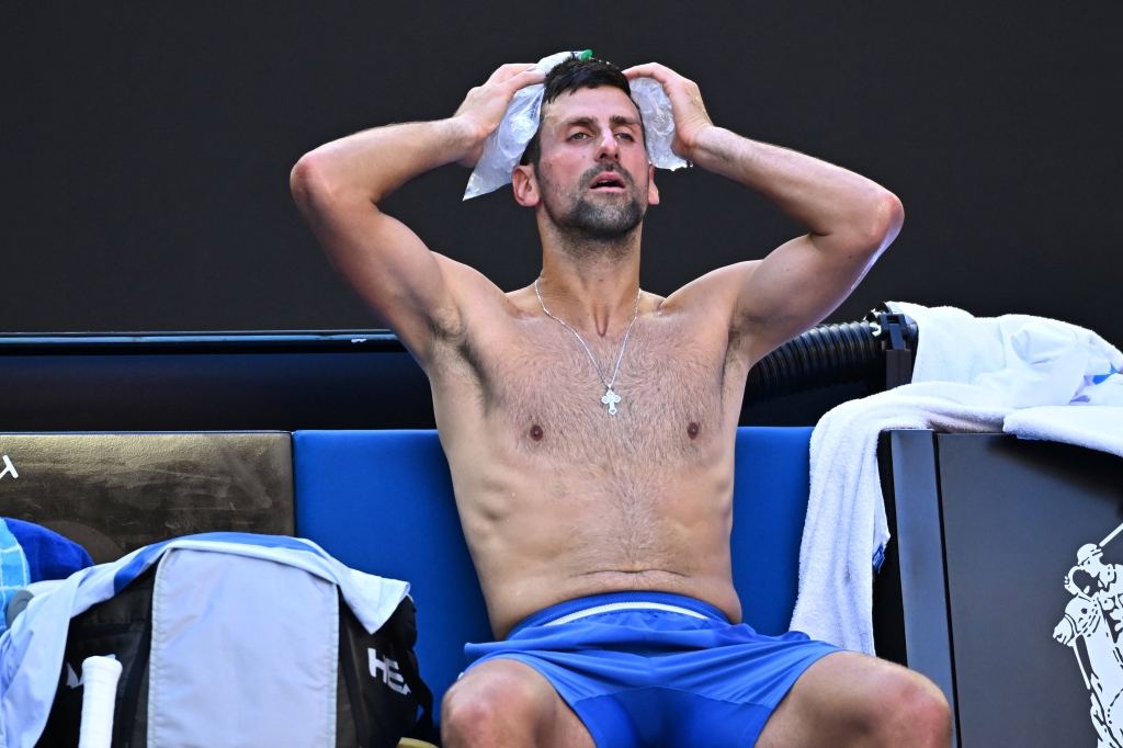 Djokovic refrescándose con dos bolsas de hielo durante el partido.