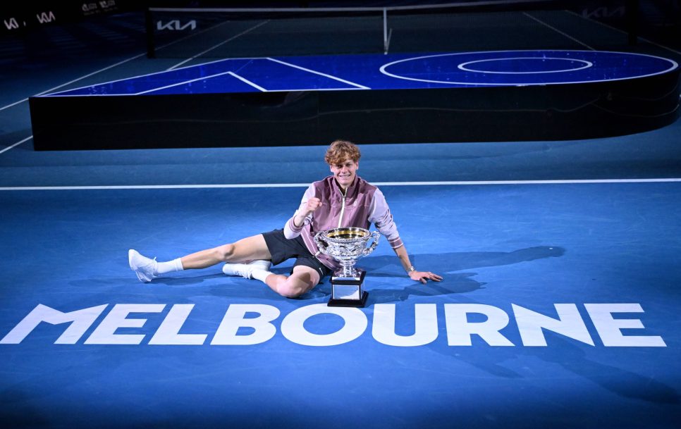 Jannik Sinner posando con el título tras ganar el Open de Australia / Fuente: Imago