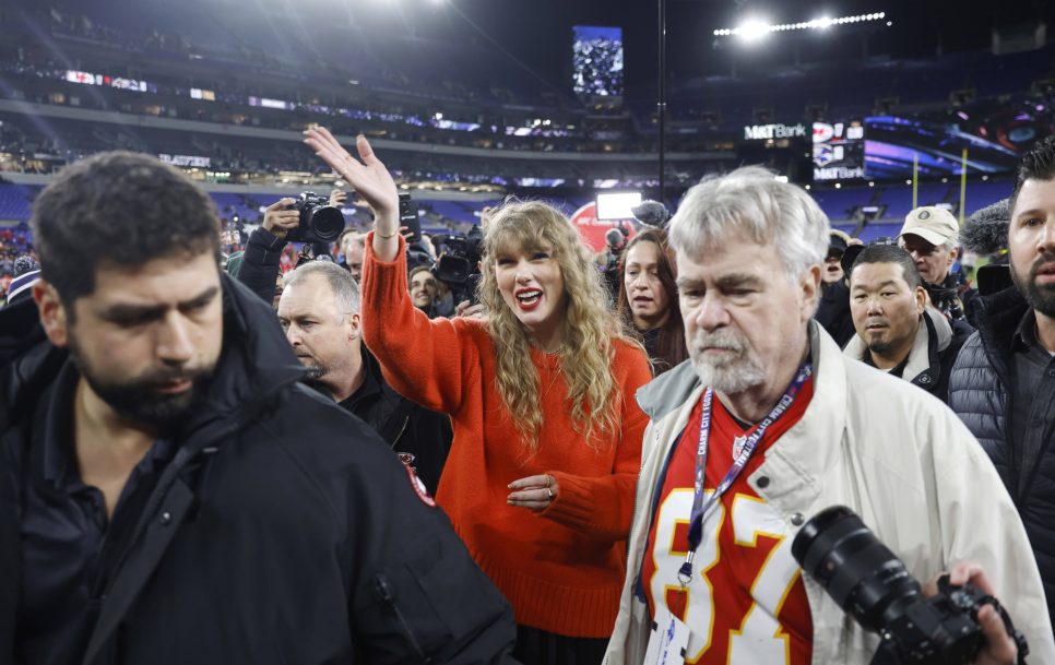 Taylor Swift, pareja del jugador de los Chiefs, Travis Kelce, no es la artista del intermedio en la Super Bowl | Fuente: Imago – Mike Buscher / Cal Media