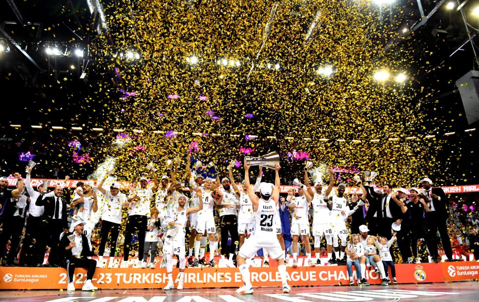 El Real Madrid celebrando la Euroliga conseguida en 2023 / Fuente: Luca Sgamellotti – Getty