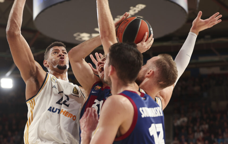 Rokas Jokubaitis tratando de penetrar ante Tavares y Musa / Fuente: Rodolfo Molina/Euroleague Basketball via Getty Images