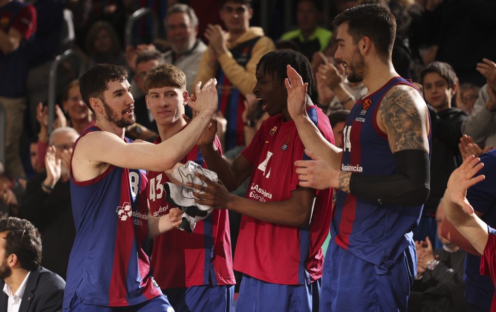 Dario Brizuela en el Palau saludando a sus compañeros / Fuente: Rodolfo Molina/Euroleague Basketball via Getty Images