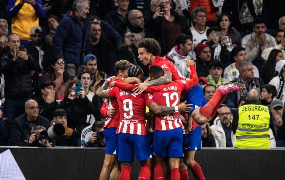 Los jugadores del Atlético celebran el gol en el descuento del derbi madrileño en el Bernabéu. / Fuente: Ricardo Nogueira