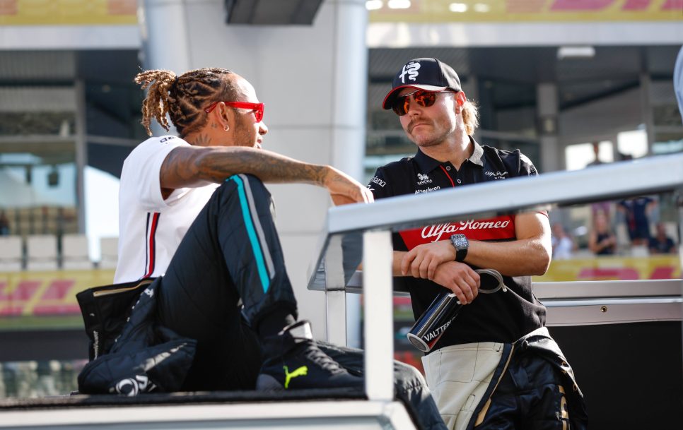 Lewis Hamilton y Valtteri Bottas durante una charla en el circuito de Yas Marina. / Fuente:  IMAGO / PanoramiC