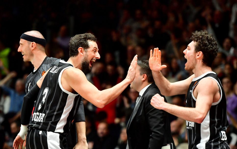 Los jugadores del Virtus Bologna celebran el triunfo ante el Partizan (88-84) en la última jornada de la Euroliga. / Fuente: Luca Sgamellotti – Euroleague Basketball via Getty Images