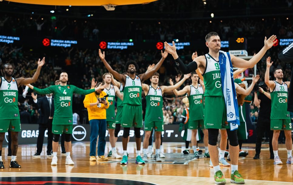 Los jugadores del Zalgiris celebran la victoria ante el Anadolu Efes en la pasada jornada de la Euroliga. / Fuente: Eitvydas Kinaitis – Euroleague Basketball via Getty Images