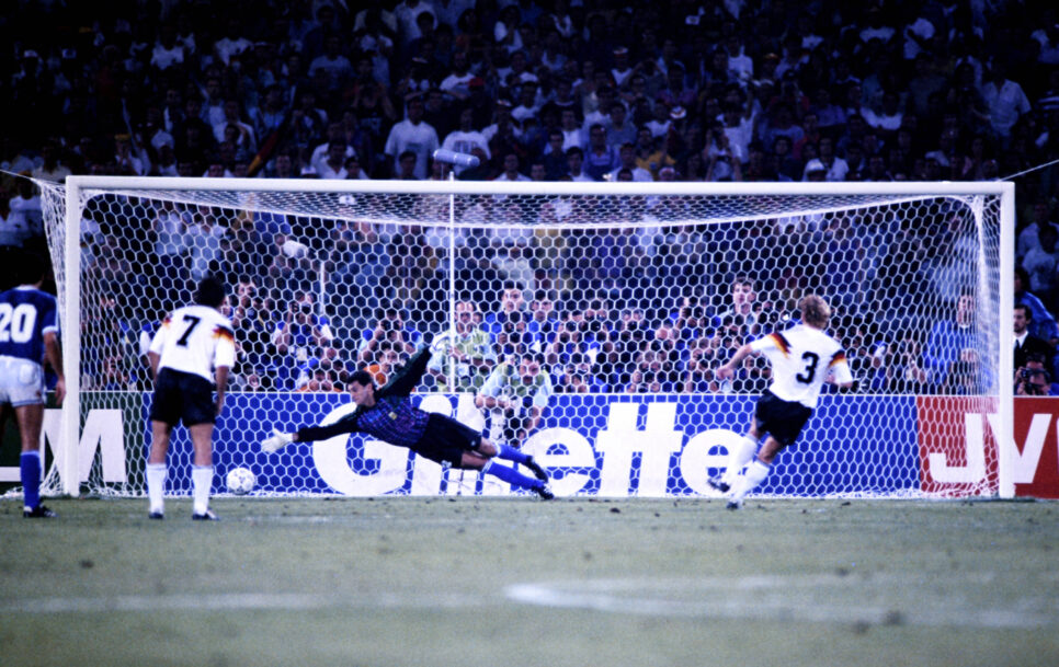 El domingo 8 de julio de 1990, Andreas Brehme quedó inmortalizado con su gol de penalti en la Final de Italia 1990, frente a Sergio Goycochea. | Fuente: Imago –