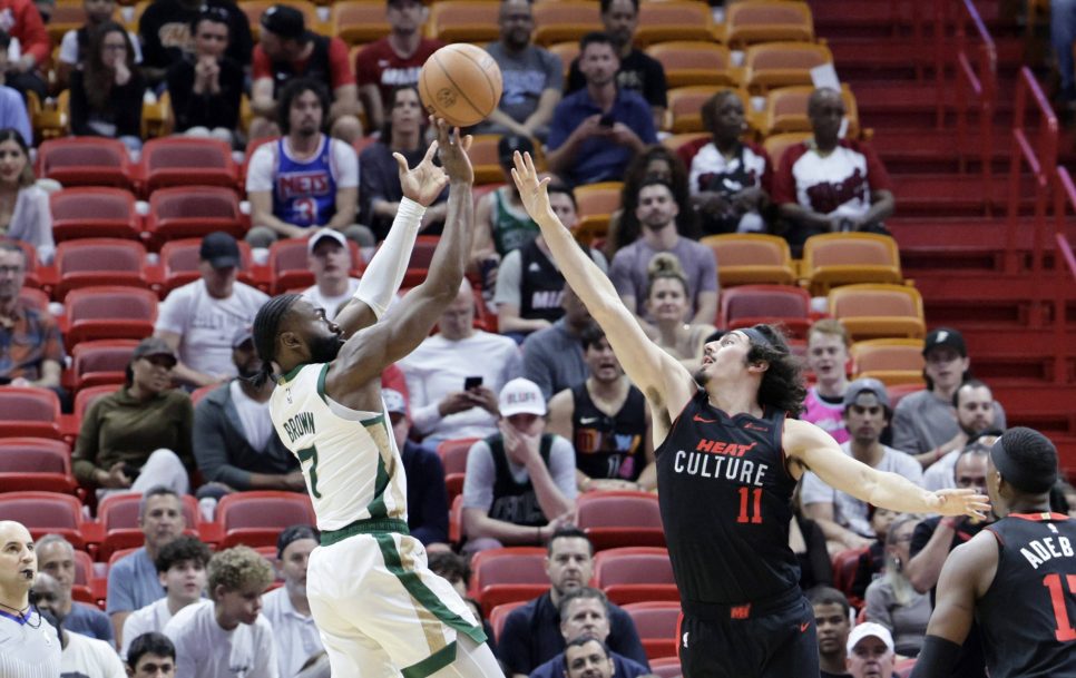 La batalla defensiva entre el Miami Heat y los Boston Celtics, uno de los highlights del fin de semana en la NBA. | Fuente: Imago.