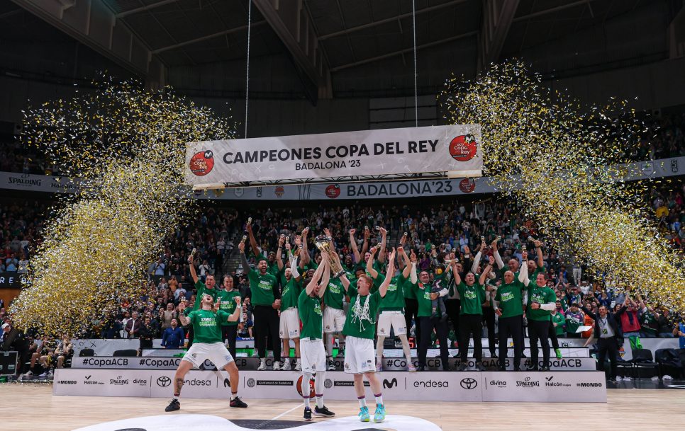 Unicaja levantando en Badalona el título de Copa del Rey 2023 / Fuente: Imago