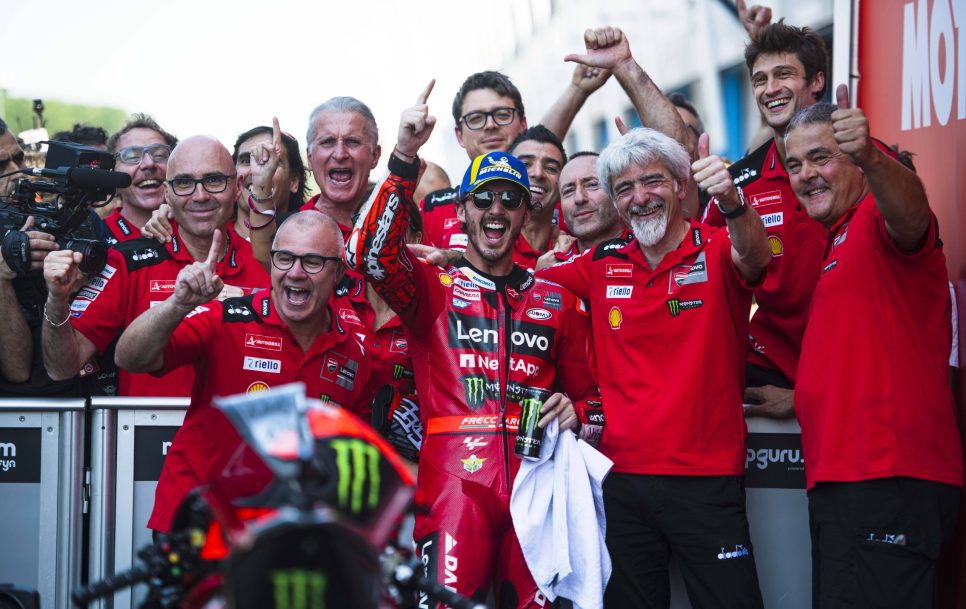 Pecco Bagnaia y Gigi Dall’Igna celebran el título de MotoGP | Fuente: Imago – Panoramic
