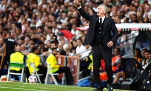 Carlo Ancelotti dando órdenes desde la zona técnica del Bernabéu / Fuente: Imago