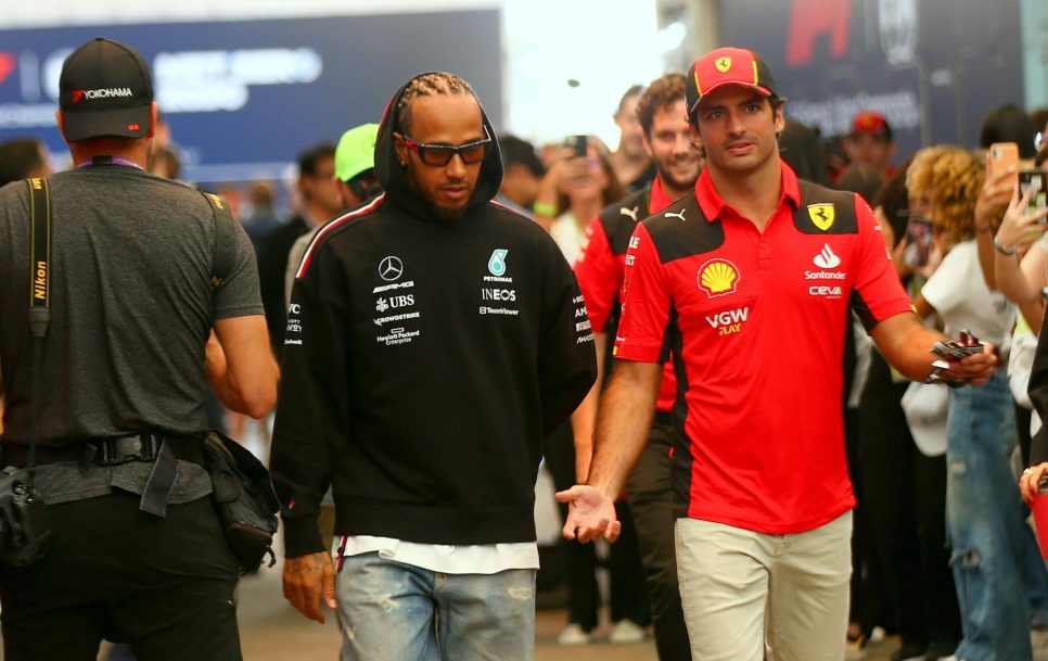 La llegada de Lewis Hamilton a Ferrari dejaría a Carlos Sainz en una posición muy comprometida. Fuente: Imago.