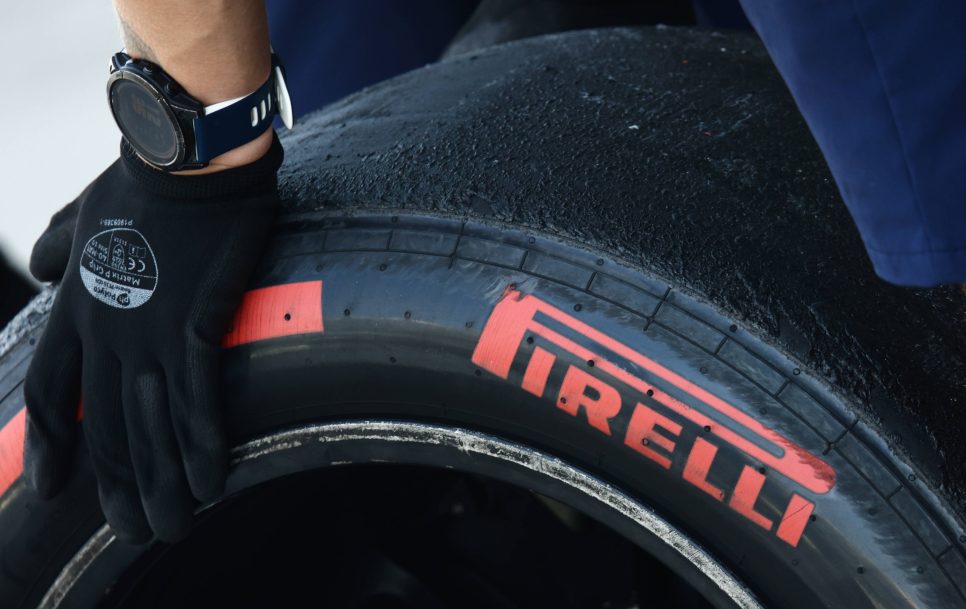Mercedes y Aston Martin realizan probaturas con los neumáticos Pirelli en Jerez. Fuente: Imago.