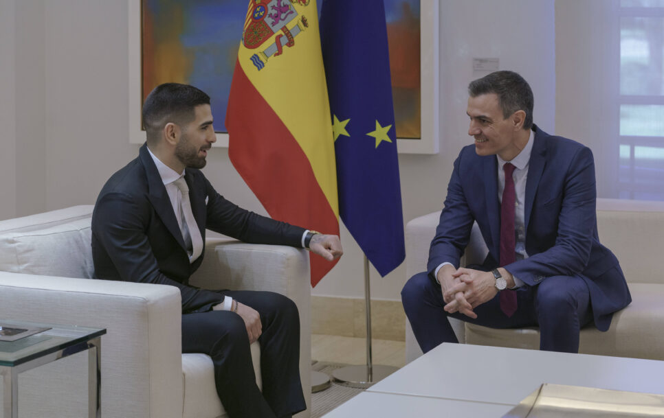 Ilia Topuria ha sido recibido por el presidente del Gobierno español, Pedro Sánchez, en el Palacio de la Moncloa. | Fuente: Imago – Guillermo Gutiérrez