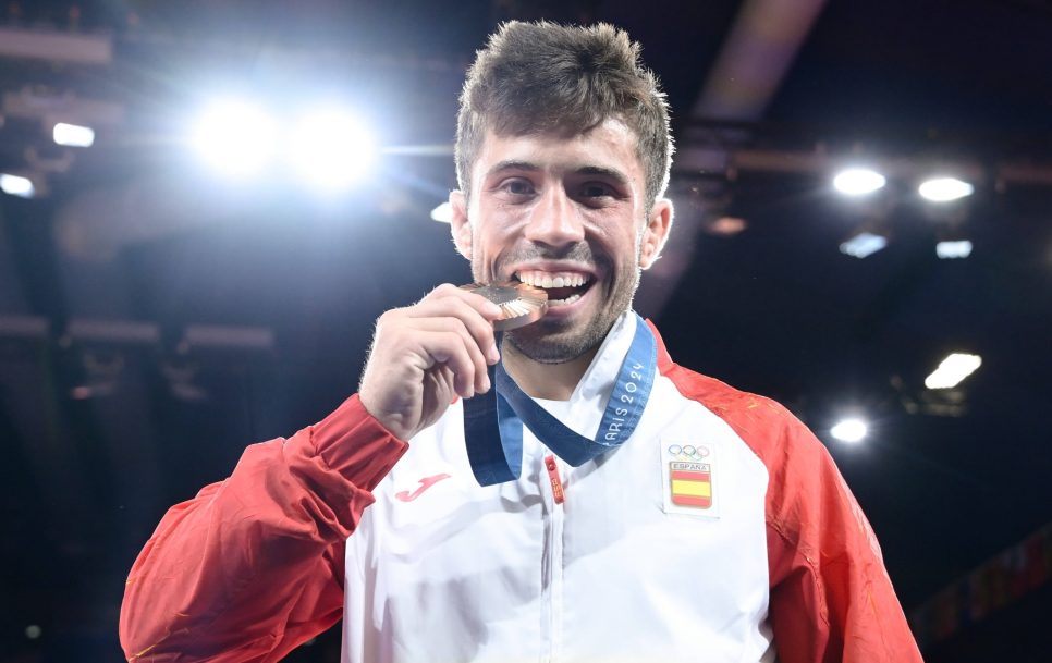 Francisco Garrigos posando con la medalla de bronce ganada en París / Fuente: Imago