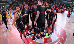 Los jugadores del Mónaco tras la victoria en el primero duelo ante el Alba Berlin, en esta edición de la Euroliga. / Fuente: Alfonso Cannavacciuolo - Euroleague Basketball via Getty Images