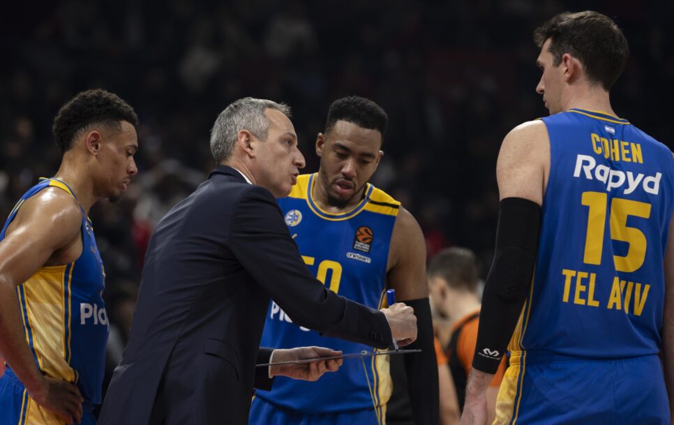 El entrenador del Maccabi, Oded Kattash, dando instrucciones a sus jugadores en el duelo ante el Estrella Roja. / Fuente: Srdjan Stevanovic/Euroleague Basketball via Getty Images