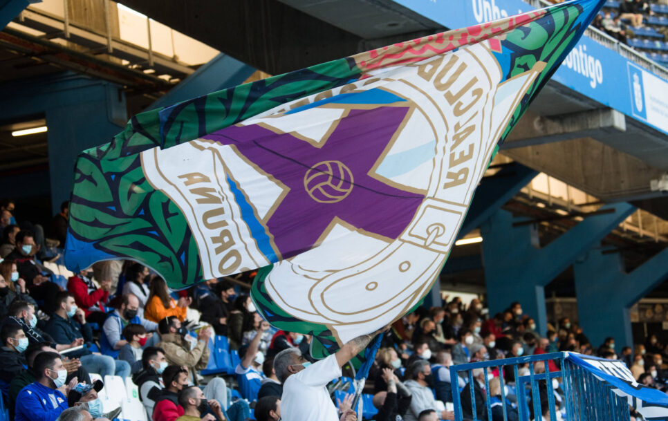 Bandera del Deportivo en Riazor / Fuente: Imago