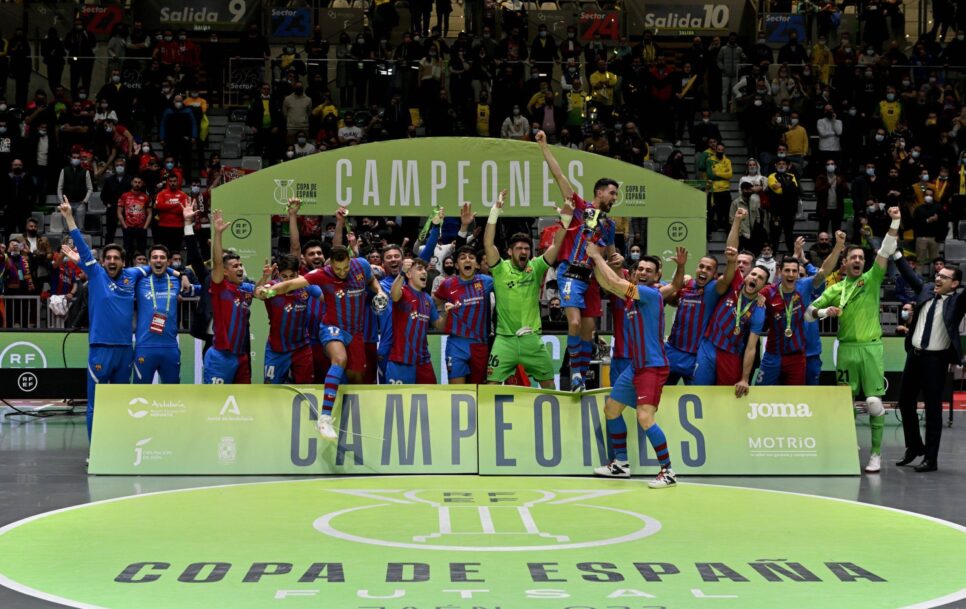 Sergio Lozano levantando la última Copa España ganada por el Barcelona / Fuente: Imago