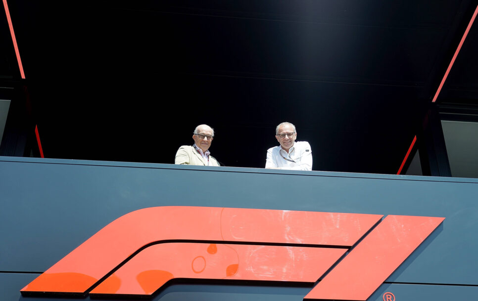 Carmelo Ezpeleta, CEO de Dorna, y Stefano Domenicali, CEO de Formula One Group | Fuente: Imago –
