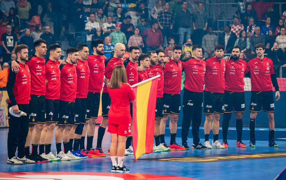 Imagen de la selección española escuchando el himno nacional / Fuente: Imago