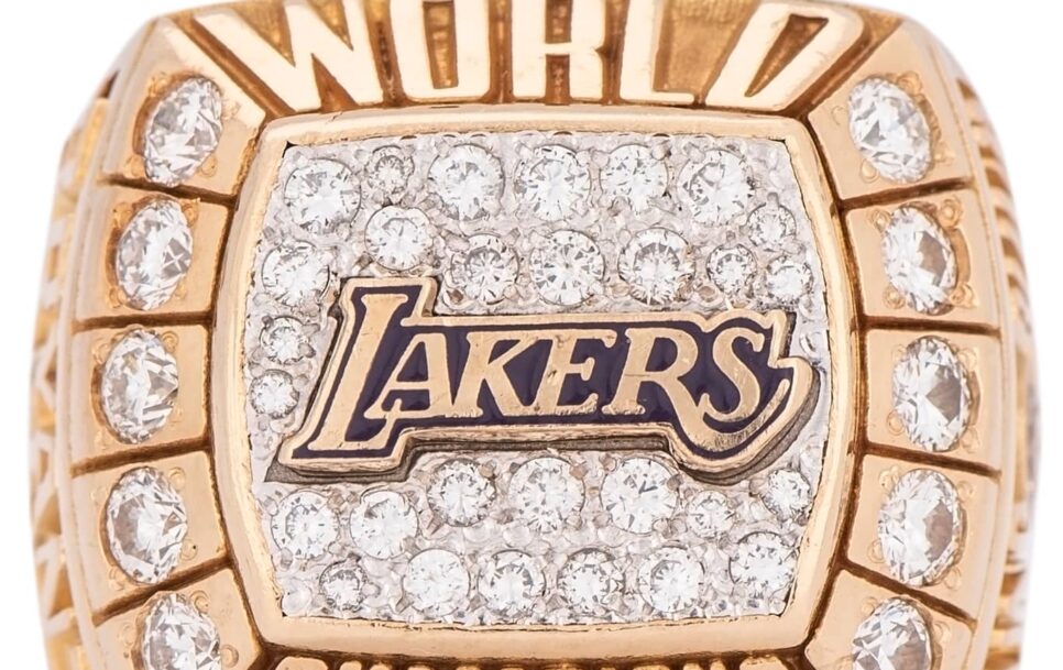 El primer anillo de campeón de la NBA de Kobe Bryant. / Fuente: Twitter @GoldinCo
