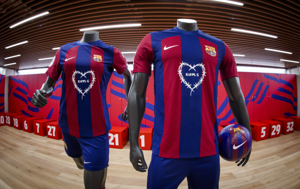 Nueva camiseta del Barcelona con el logotipo de KarolG / Fuente: @fcbarcelona