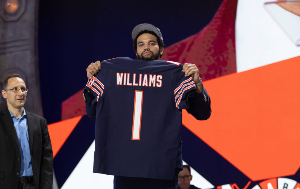 Caleb Williams posa con la camiseta de los Chicago Bears de la NFL | Fuente: Imago