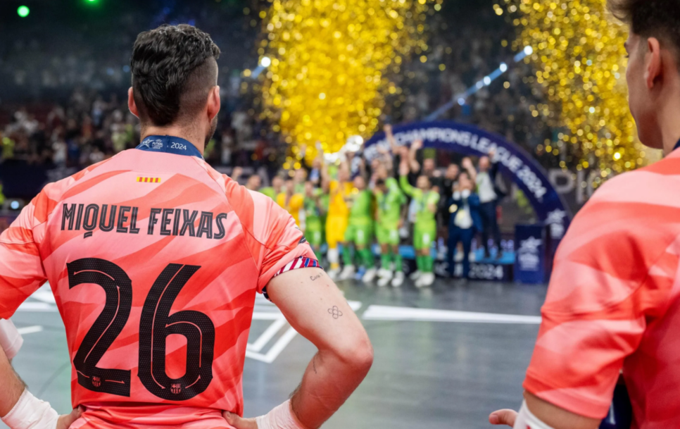 Miquel Feixas observando a Palma Futsal levantar la Champions / Fuente: @FcbFutsal