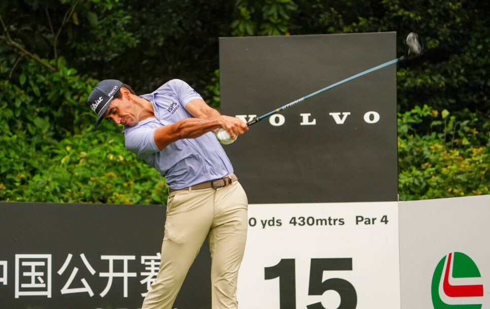 El golfista español Rafa Cabrero Bello en acción en el Volvo China Open 2024. / Foto: Fran Caffrey – IMAGO / Golffile