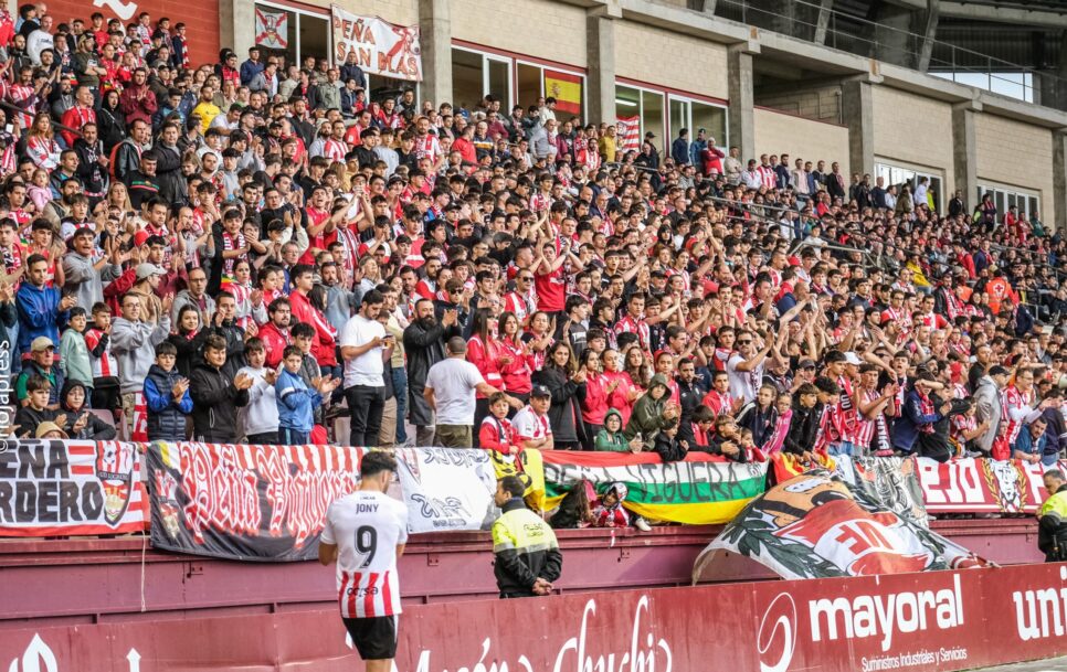El Estadio Las Gaunas de Logroño será el escenario del duelo decisivo entre Logroñés y Marbella. / Foto: Twitter  @UDLogrones