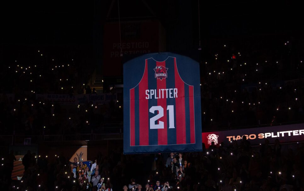 La camiseta de Splitter colgada en el Buesa Arena / Fuente: @Baskonia