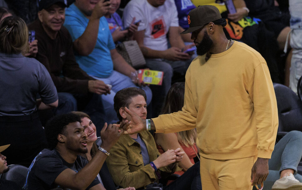 LeBron James saluda a su hijo Bronny durante la pasada pretemporada de la NBA. / Foto: Javier Rojas – IMAGO / Zuma Wire