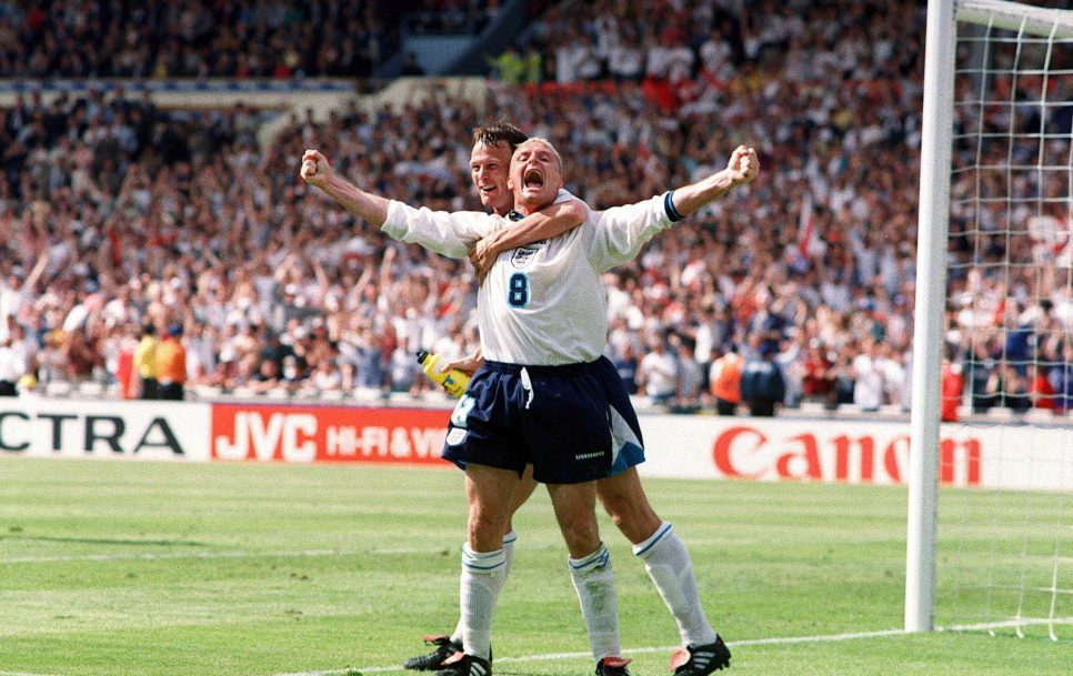 Paul Gascoigne celebra con Teddy Sheringham su golazo ante Escocia en la fase de grupos de Inglaterra 1996. | Fuente: Imago.