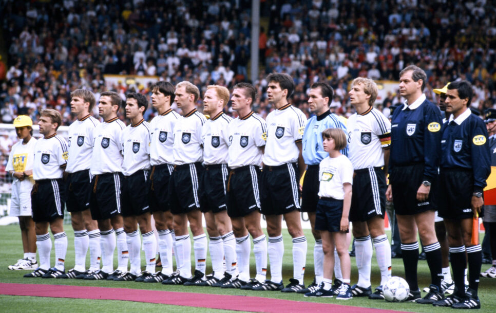 La selección de Alemania durante la ceremonia de los himnos nacionales, previo al partido frente a Chequia, por la Final de la Eurocopa de Inglaterra 1996. | Fuente: Imago.