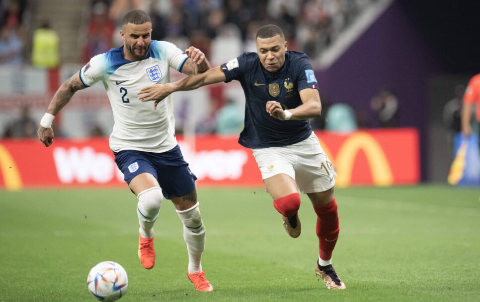 Kyle Walker y Kylian Mbappé porfían en una acción del partido entre Inglaterra y Francia, por los cuartos de final de Catar 2022. Fuente: Imago – David Niviere/ABACAPRESS.