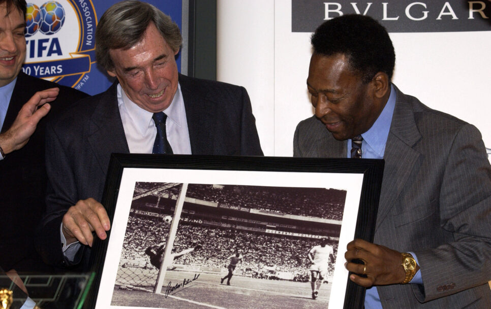 Gordon Banks y Pelé conmemoran la mejor parada de la historia de las Copas del Mundo, durante la gala de los 100 años de FIFA en 2004. | Fuente: Imago – Photoshot/Avalon.