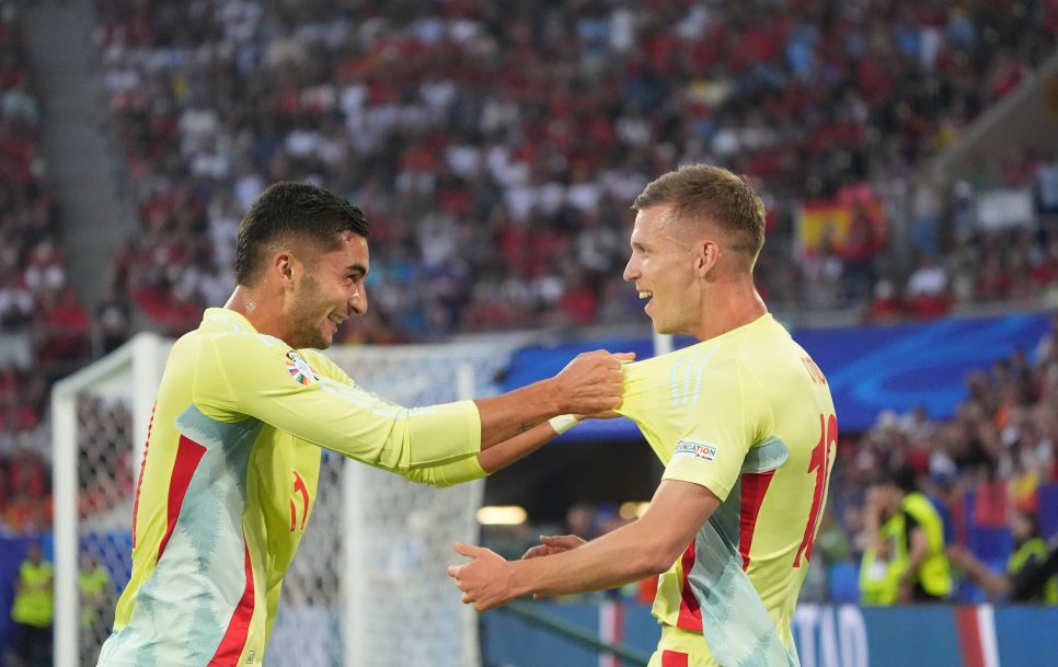 Ferran Torres y Dani Olmo celebrando un gol / Fuente: Imago