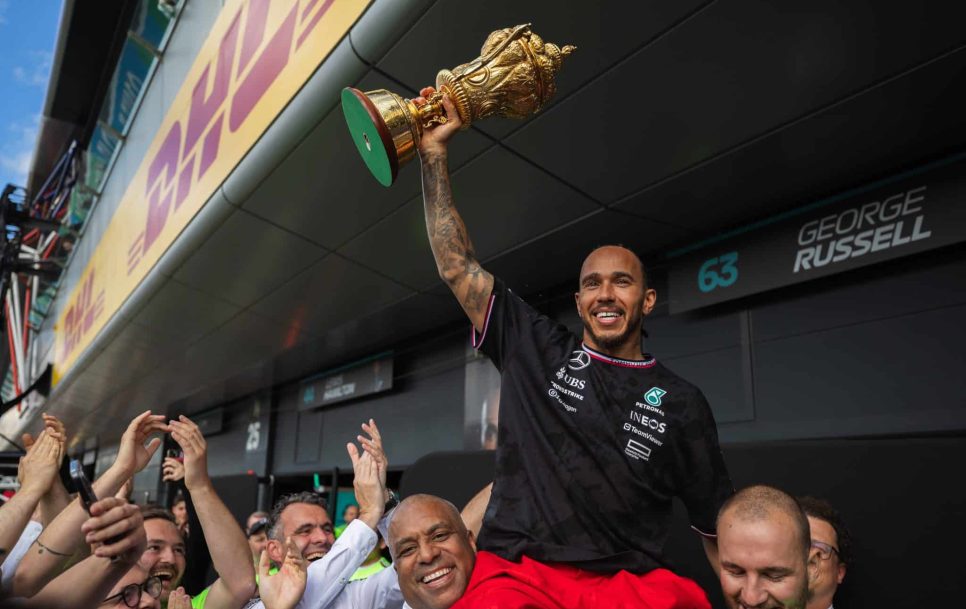 Hamilton compartió la alegría por la victoria con los aficionados presentes en el circuito de Silverstone. / Foto: IMAGO / AFLOSPORT