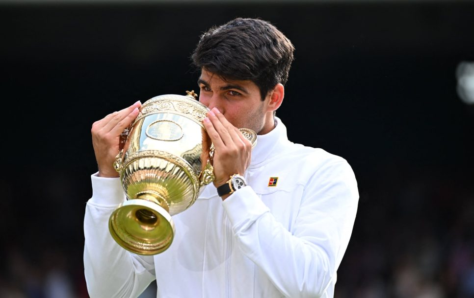 Alcaraz posando con el título de WImbledon 2024 / Fuente: Imago