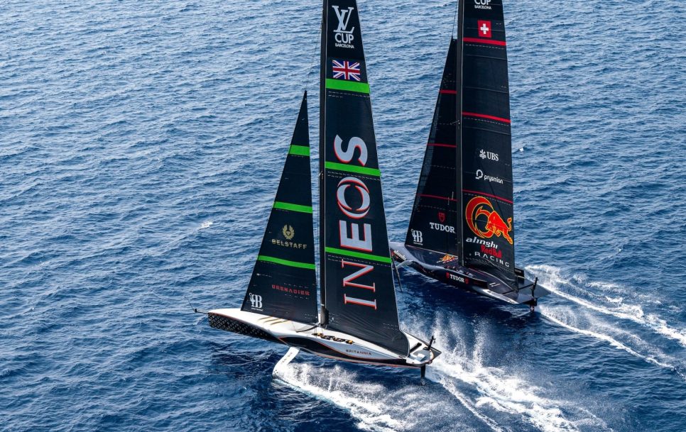 El Ineos Britannia y el Alinghi Red Bull Racing durante una de las regatas de la Copa América de vela | Fuente: America’s Cup