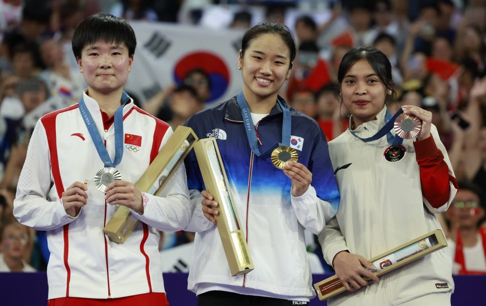 He Bingjiao posando con el pin de España tras ganar la medalla de plata / Fuente: Imago