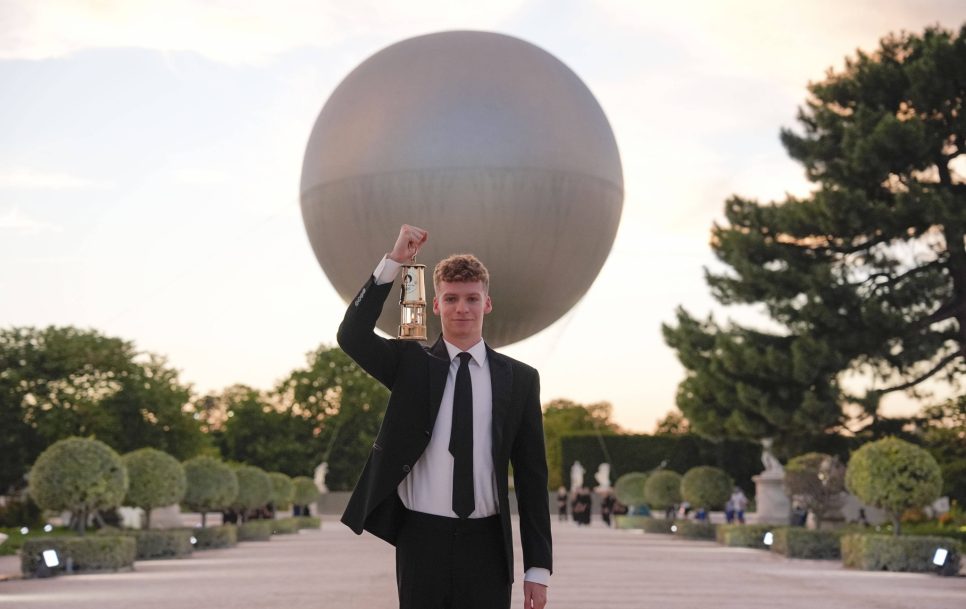 El nadador Léon Marchand, ganador de cuatro oros y un bronce, recoge la llama olímpica de París 2024 | Fuente: Imago