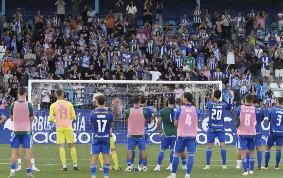 Los jugadores de la Ponferradina aplauden a sus aficionados | Fuente: Ponferradina