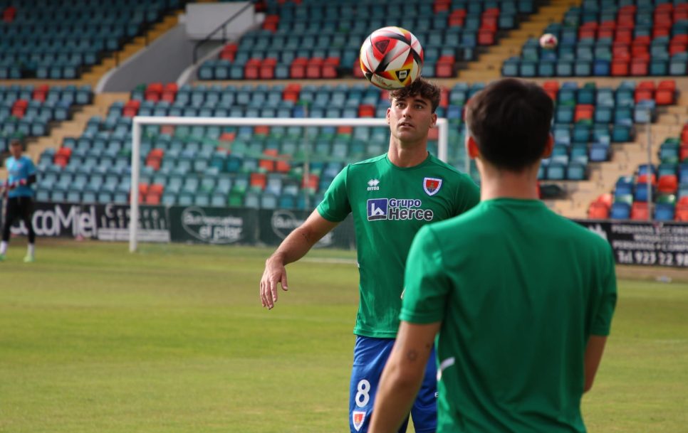 Jugadores del Numancia calentando / Fuente: Numancia