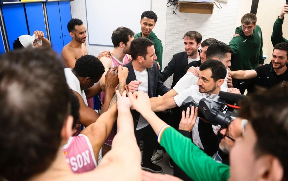 La Penya en el vestuario del Palau tras ganar al Barça / Fuente: Joventut de Badalona